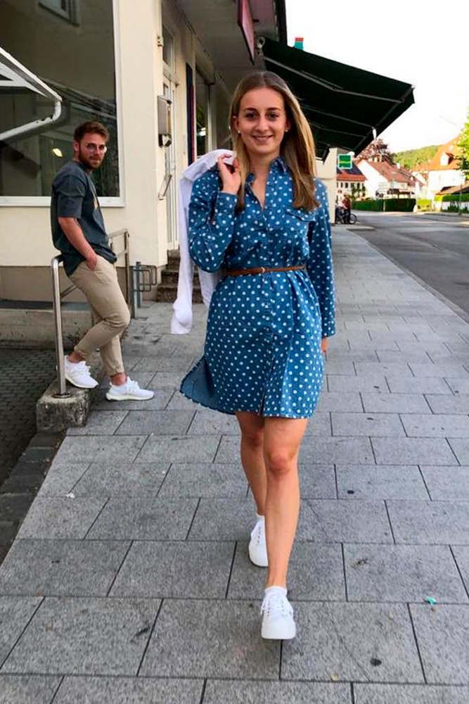 Sommeroutfit: Blaues Kleid mit Punkten