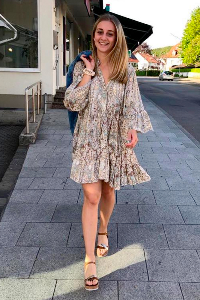 Sommeroutfit: Gemustertes Kleid