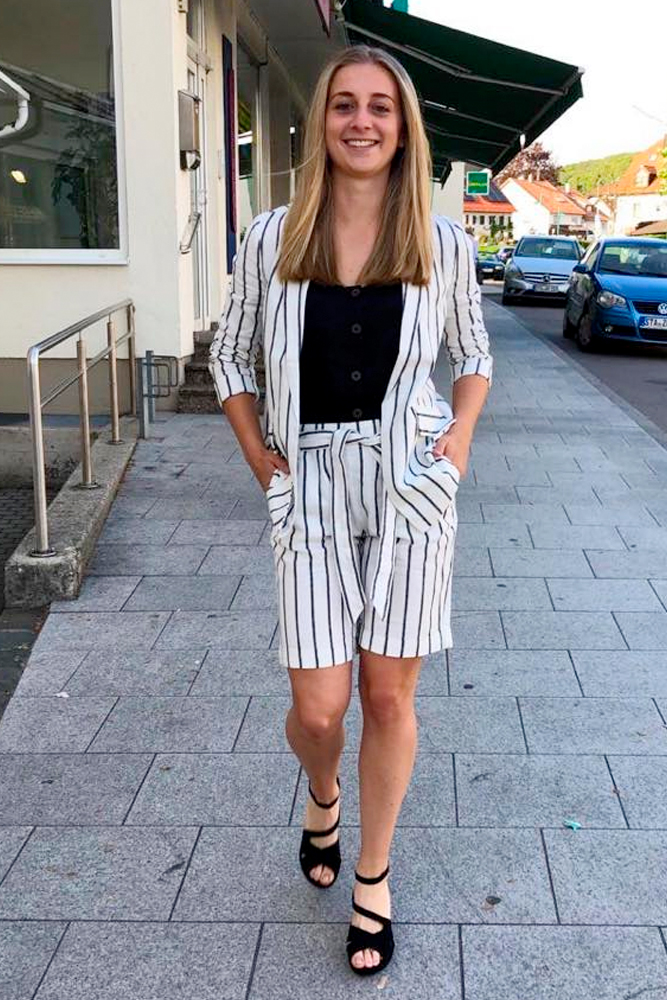 Sommeroutfit: Hosenanzug in Streifen-Optik
